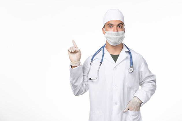 大流行正面图男医生身着医疗服 戴着防毒面具 在淡白色的墙壁上对抗冠状病毒病的药物大流行穿着医学病毒