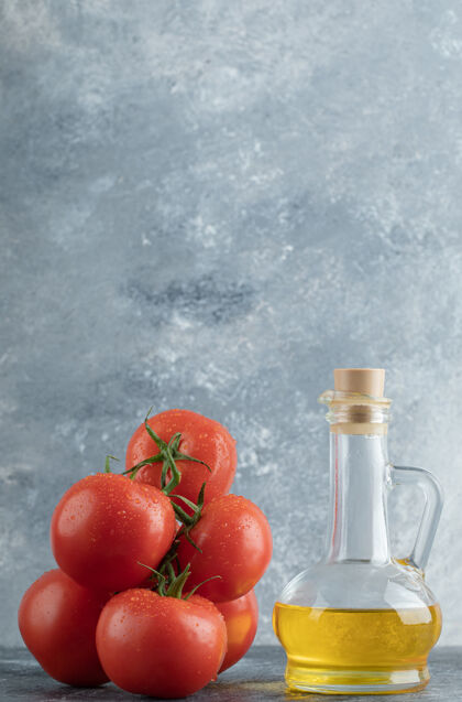 袋子一些多汁的西红柿和一瓶玻璃油油瓶子蔬菜