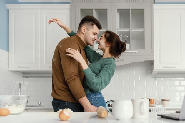 夫妻年轻夫妇在家做饭一起男人拥抱