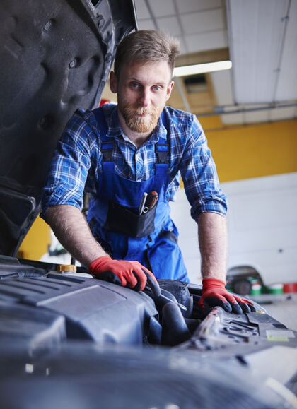 人修理工在车间里修理汽车机动车设备汽车机械