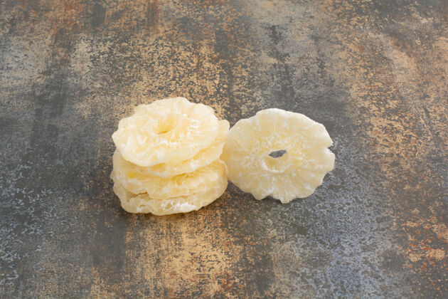 糖果干菠萝糖戒指大理石背景高品质的照片美味营养健康