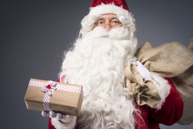 享受拿着礼品盒的圣诞老人冬天文化圣诞节