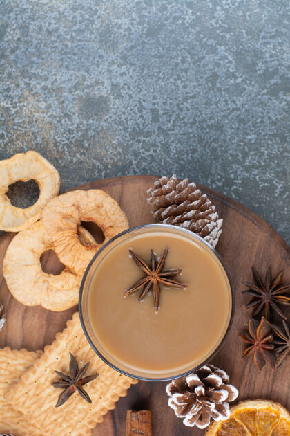 水果一杯咖啡 配饼干和松果 放在木盘上高质量的照片咖啡饮料松果