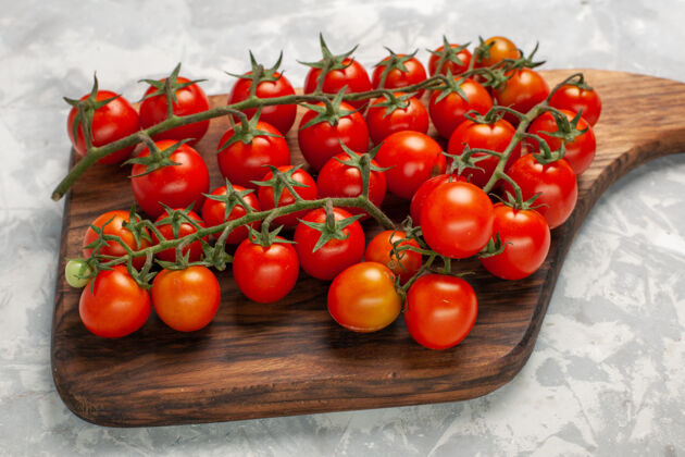 前正面图新鲜的樱桃西红柿成熟的全白蔬菜表面蔬菜餐食品健康沙拉李子番茄维管植物水果