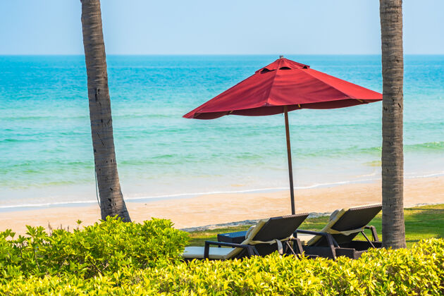 太平洋空旷的躺椅 带着雨伞 沙滩上 大海 蓝天 休闲旅游度假海景气候梦想