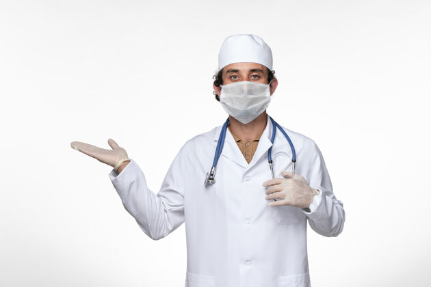 防护正面图：男医生 穿着医疗服 戴着口罩 以防白墙病毒病 健康 病毒大流行正面穿戴冠状病毒预防