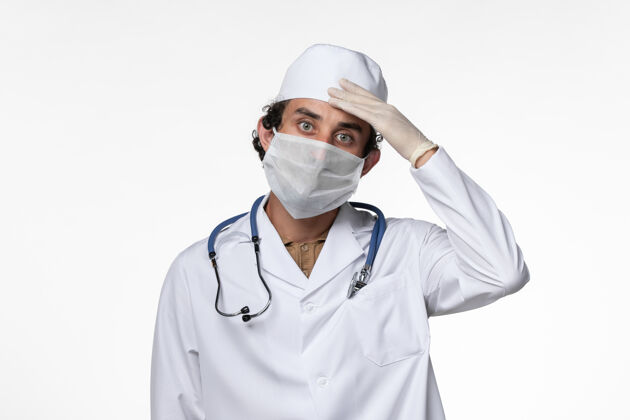 医疗正面图：男医生 穿着医疗服 戴着口罩 以防白墙病毒的传播防护套装男性