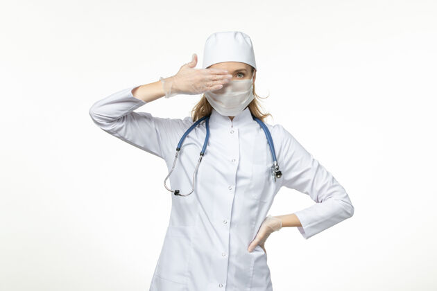 病毒正面图女医生穿着医疗服戴着口罩和手套因冠状病毒白壁病病毒冠状病毒-大流行性疾病微笑人套装