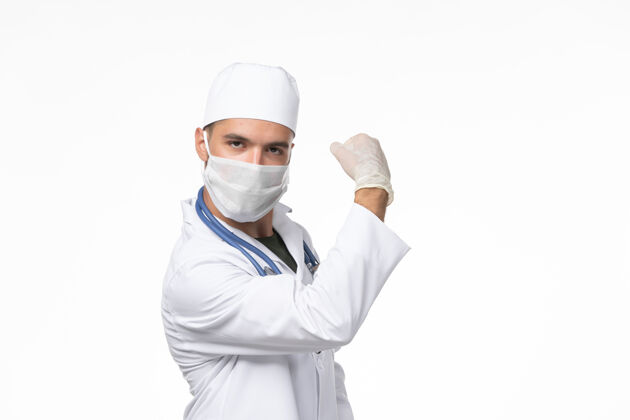 穿着正面图男医生穿着医疗服 戴着口罩 因柯维德-白墙柯维德-病毒药大流行疾病专业成人冠状病毒防护
