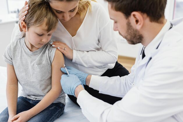 儿科医生特写孩子接种疫苗医生生活方式水平
