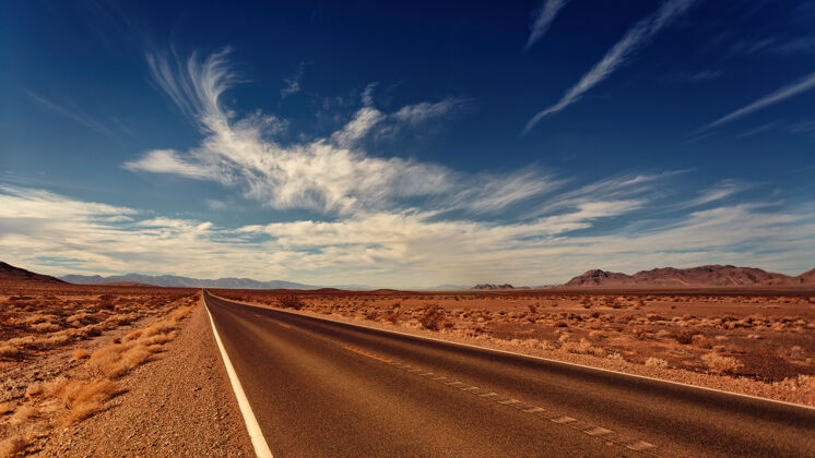 云白天的棕色水泥路沙漠景观道路