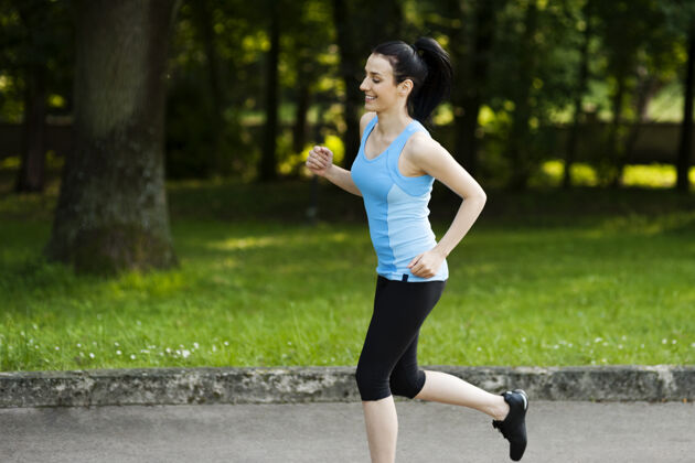 准备活跃的女人慢跑决心活力公园