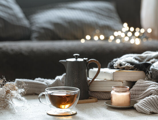 静物一杯茶 一个茶壶 一本书 还有一支烛台上的蜡烛装饰温馨茶