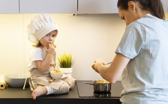 家庭特写妈妈和孩子一起做饭一起在家里生活方式