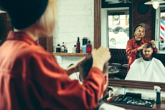 发型客户在理发店剃须女理发师在沙龙性别平等顾客直头发