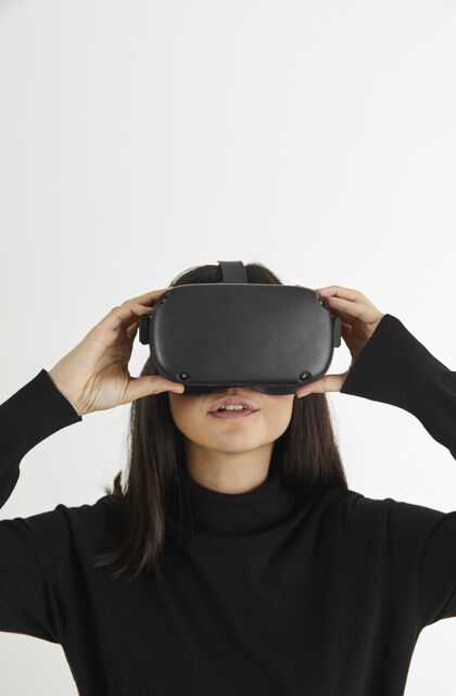 虚拟现实耳机戴着虚拟现实耳机的女人女人女人设备