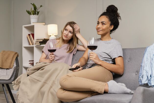 酒杯坐在沙发上看电视喝酒的女人房子女人沙发