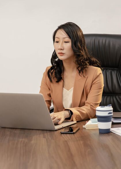 女性中等身材的女人在笔记本电脑上工作特写团队领导商务女性