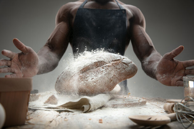 广告美国黑人男子特写在木桌上烹调新鲜的谷类食品 面包 麸皮好吃 营养 工艺制品刀切片手工