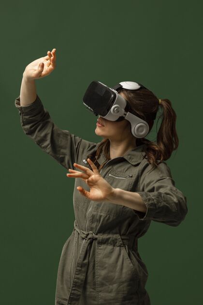 姿势使用虚拟现实护目镜的女人成人休闲模特