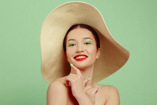 女性美丽女人的肖像 明亮的妆容 绿色空间的帽子时尚和时尚的制作和发型夏天的颜色人类保持漂亮