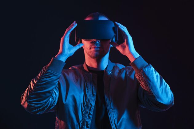 设备正在体验虚拟现实的人中枪水平虚拟虚拟眼镜