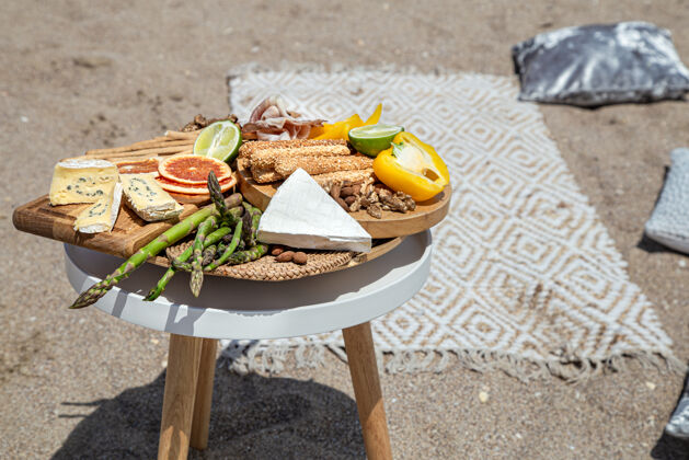 美味野餐 桌上有美味佳肴户外休闲理念美味大海食物
