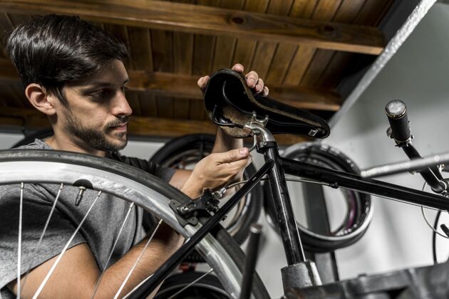 自行车车间里的人在创造自行车人自行车零件工匠