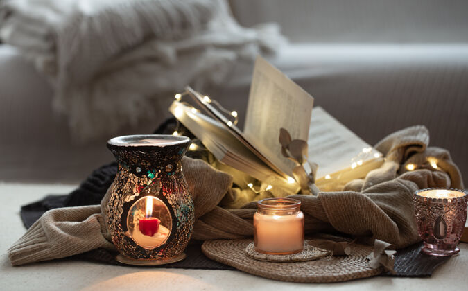 燃烧的蜡烛很多蜡烛和烛台在家里的空间家的舒适和温暖静物房子书
