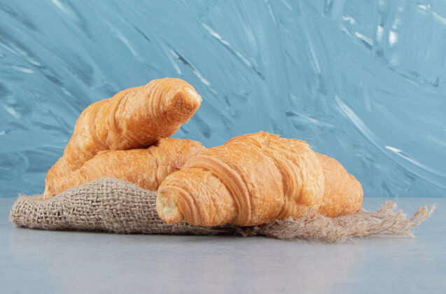 巧克力一些牛角面包放在毛巾上 蓝色背景高质量的照片毛巾甜食牛角包