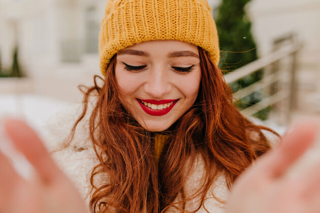 欢呼兴奋的姜女在户外真诚的微笑自拍迷人的红发女孩在享受冬天一月冬季长发