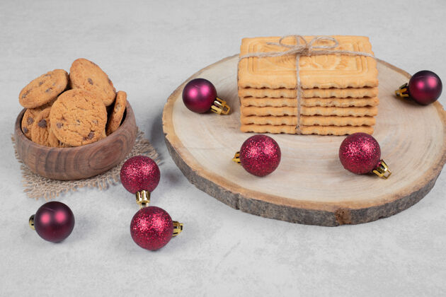 木头一碗薯片饼干 饼干和圣诞球放在白色的桌子上高质量的照片圣诞节甜点糕点