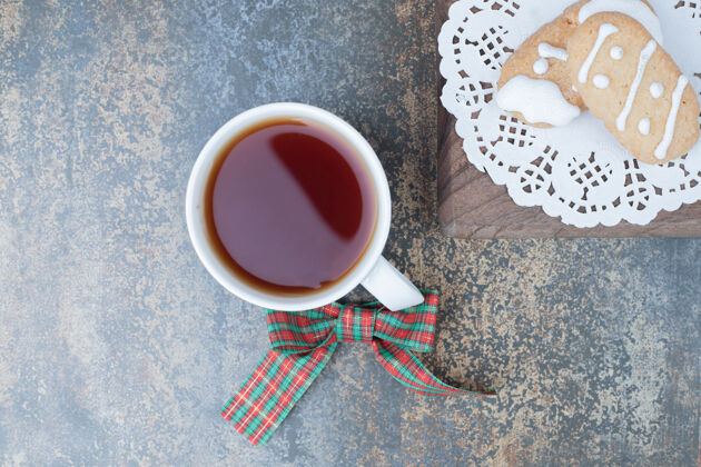 茶两个圣诞饼干和一杯茶的大理石背景高品质的照片节日杯子面包店