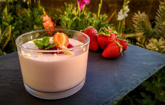 奶制品黑桌子上草莓酸奶的特写镜头早餐配料美味