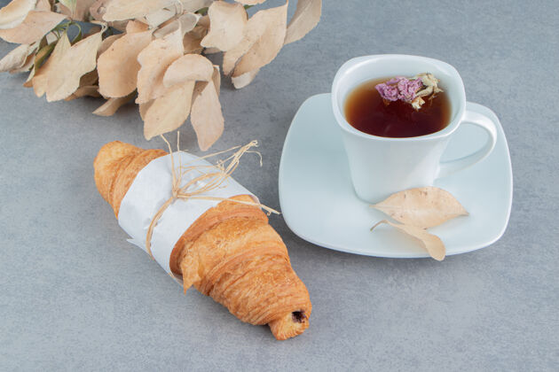 糖茶 羊角面包和叶子在大理石背景上高质量的照片配料杯子美味