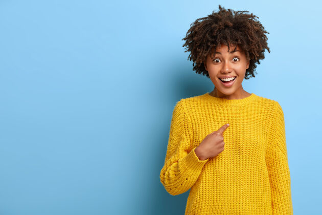 欢呼一个穿着粉色毛衣的非洲裔女人的惊喜毛衣年轻选择