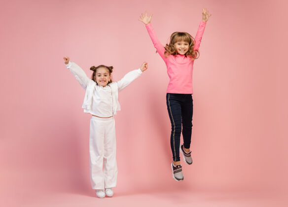 舞蹈快乐的孩子们被隔离在珊瑚粉色的工作室墙上房子现代能量