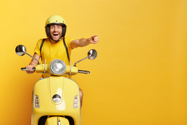 摩托车一个戴着头盔的家伙开着黄色的摩托车 欣喜若狂印象目的地惊喜