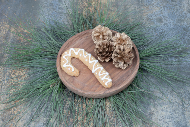 松果姜饼饼干和松果放在木盘上高质量的照片形状饼干节日