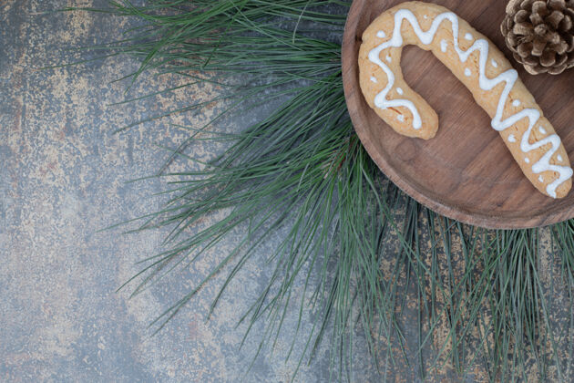 吃姜饼饼干和松果放在木盘上高质量的照片节日饼干面包房