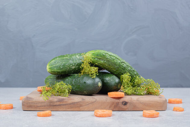 蔬菜新鲜黄瓜和胡萝卜片在木板上高品质的照片胡萝卜食物切片