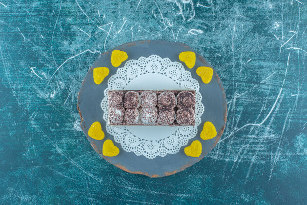 美味在蓝色背景的木板上放上蛋糕片和marmelades高质量的照片口感甜点顶部