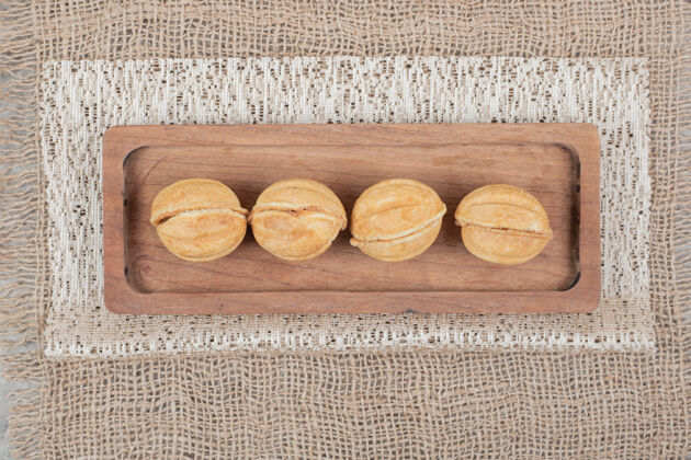 粗麻布五颜六色桌布上的核桃形饼干高品质照片面包房美食坚果