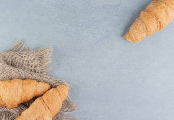 美味毛巾上的牛角面包 大理石背景高品质照片糖牛角包烘焙