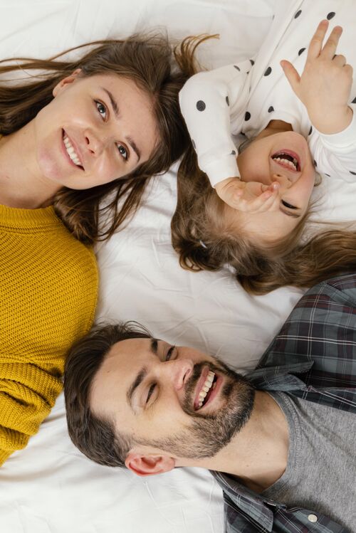 女孩斯迈利一家睡在床上男人乐趣成人