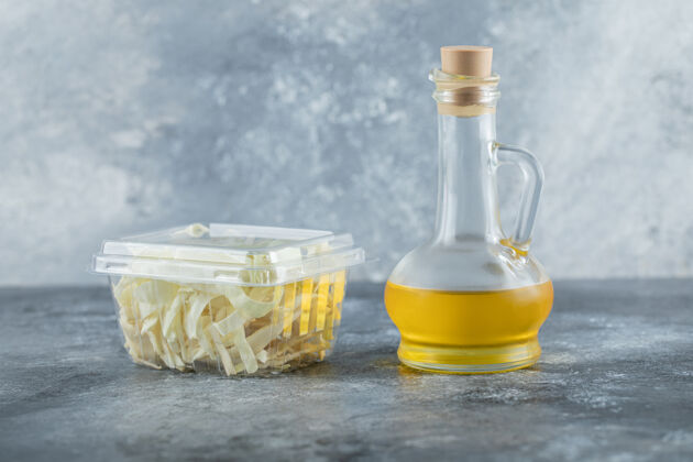 卡路里木制餐桌上的乳制品分类奶酪和油高品质照片食物品种布里