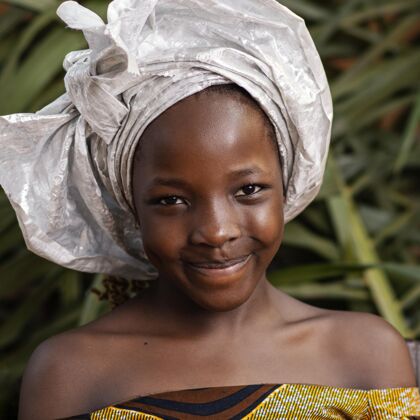 非洲特写笑脸女孩与树叶合影黑人乡村生活方式