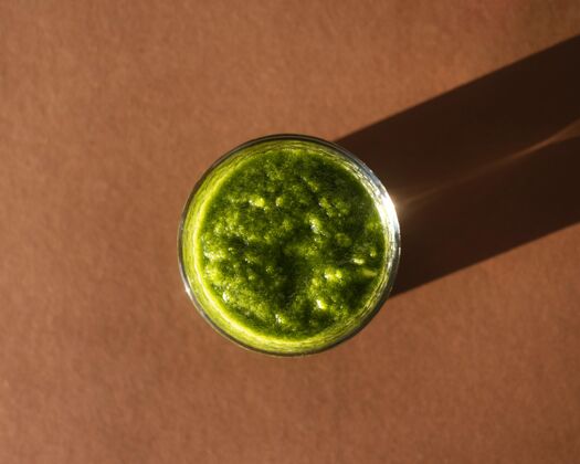 果汁俯瞰美味的绿色冰沙玻璃蓝莓健康冰沙