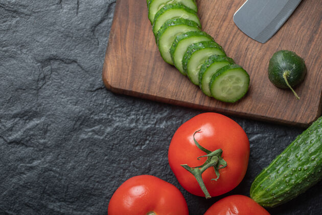 切片新鲜蔬菜切片湿黑表西红柿和黄瓜片高品质的照片吃石头樱桃