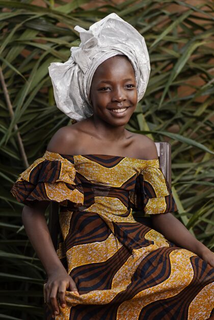 贫困中镜头快乐非洲女孩肖像女孩黑人非洲